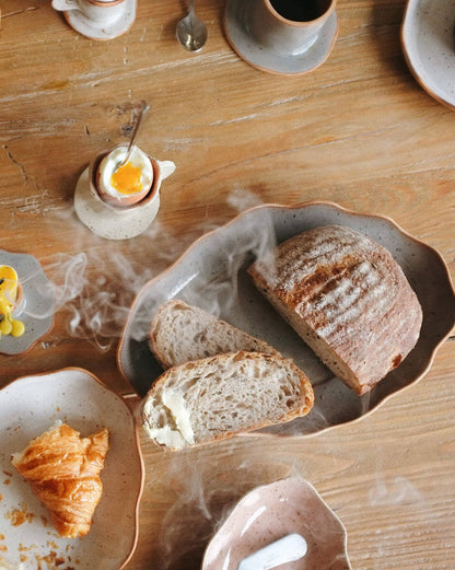Handgefertigte Steinzeug-Tabletts für Frühstück und Snacks