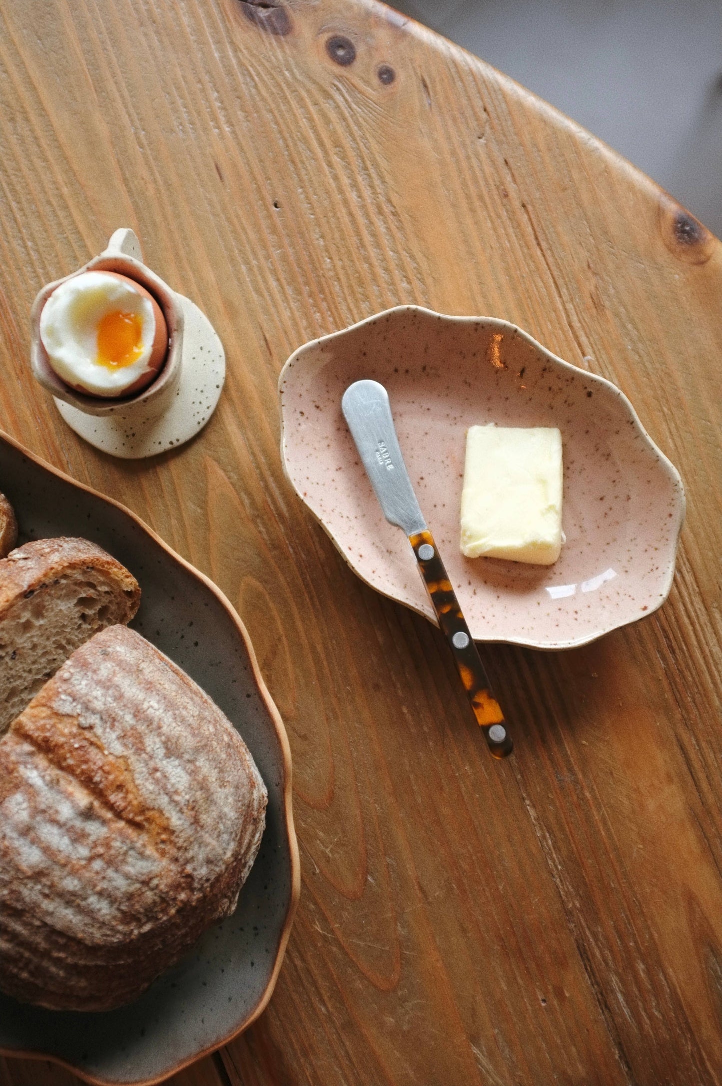 Handgefertigte Steinzeug-Tabletts für Frühstück und Snacks