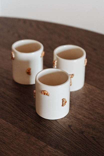 Keramiktasse mit Croissant-Motiv