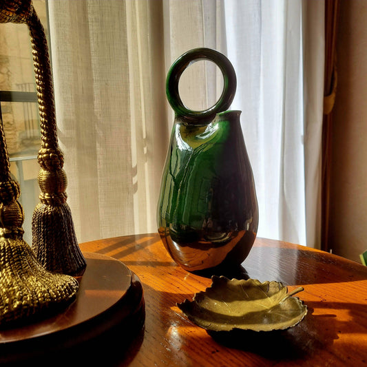 Traditionelle grüne Keramikvase mit Henkel