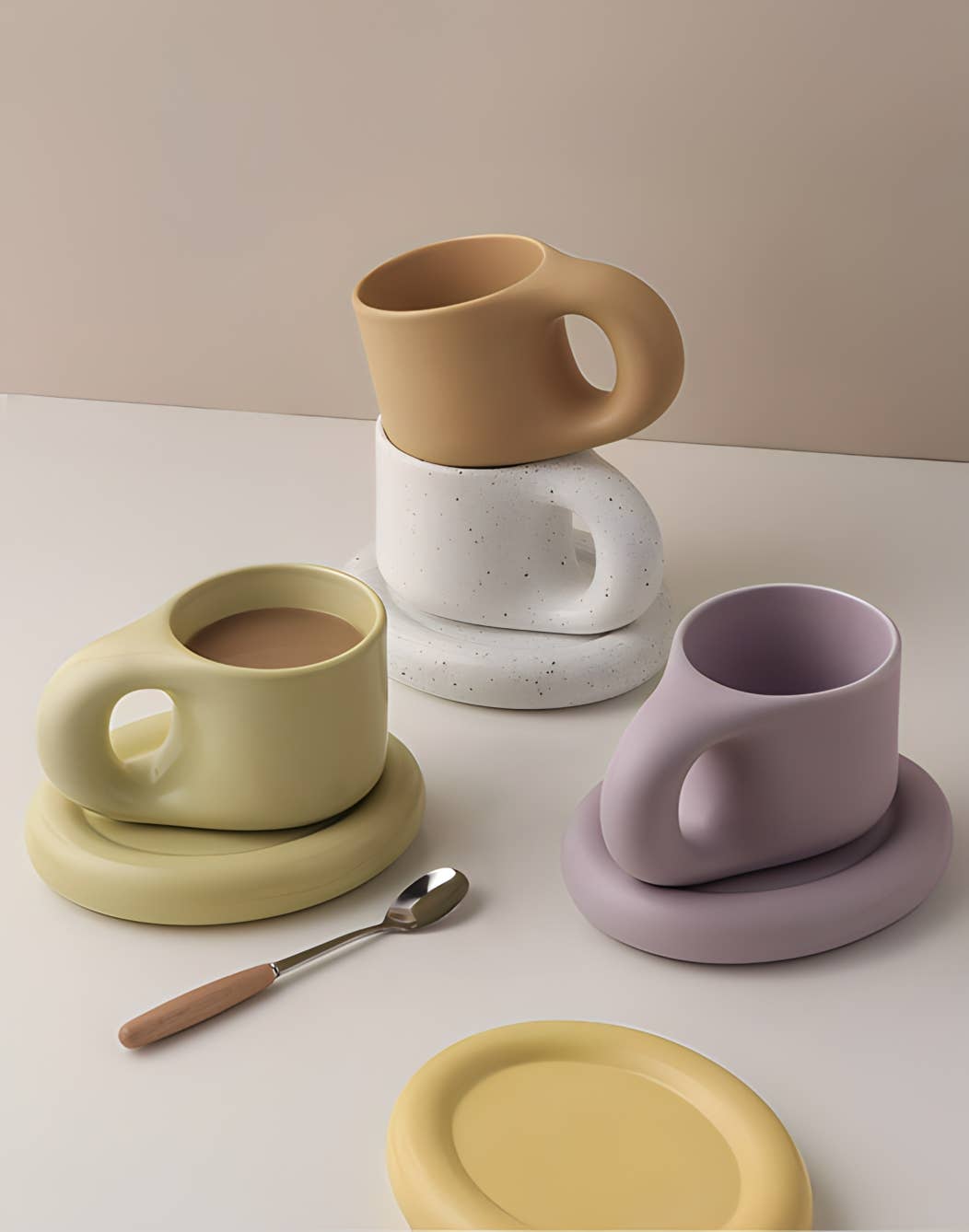Set mit Tasse und Untertasse aus niedlichem Porzellan mit Ink Splashed „Drapeau“