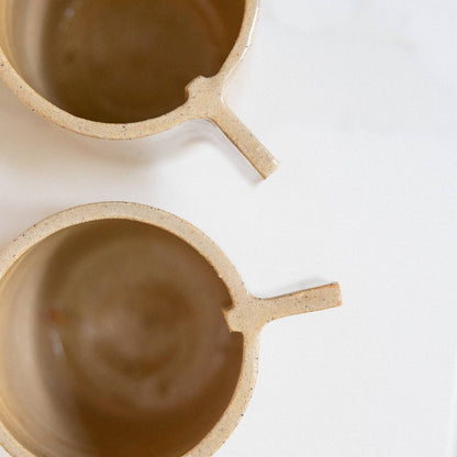 Minimalistische handgefertigte Design-Teetasse mit Henkel