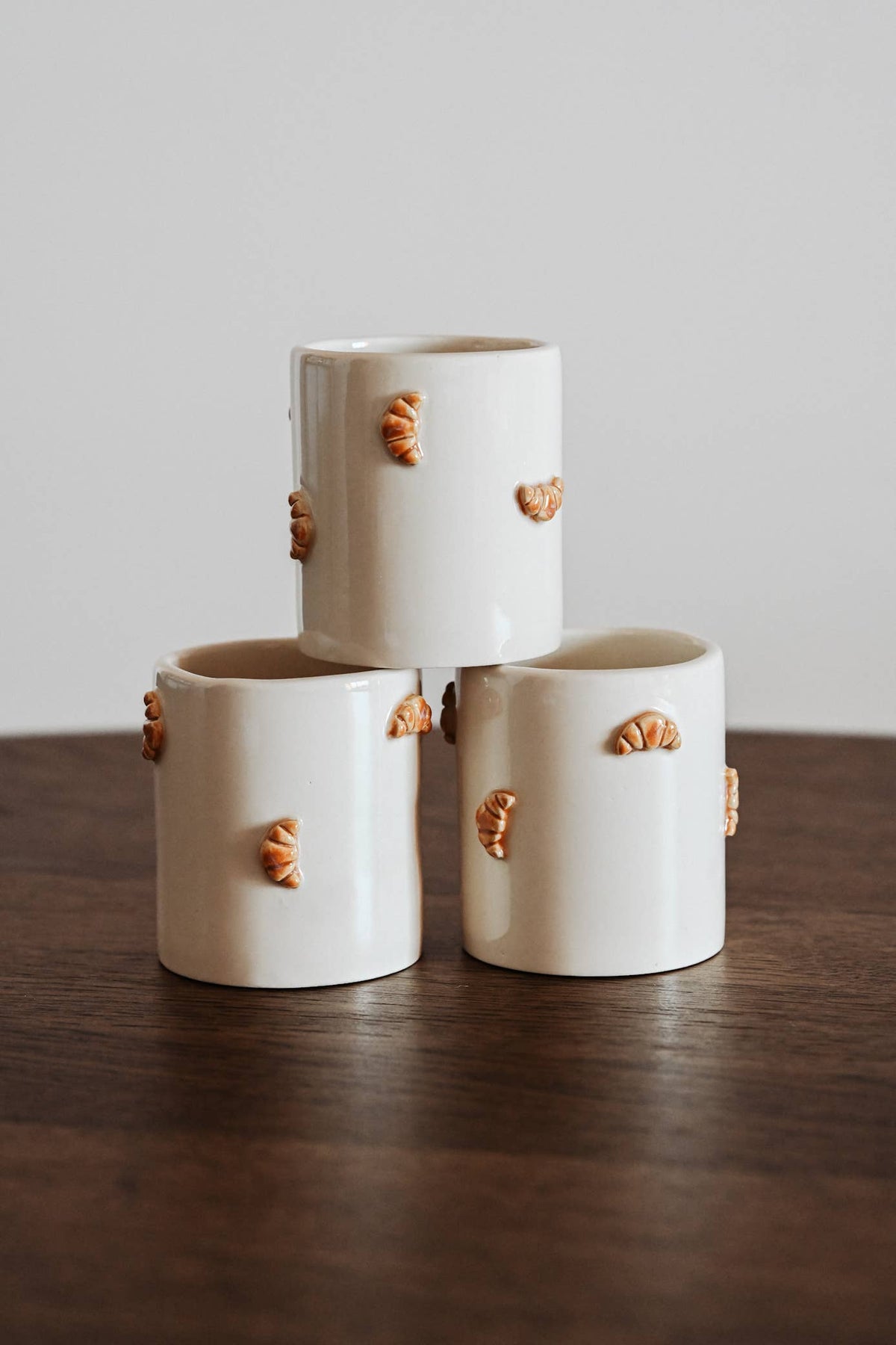 Keramiktasse mit Croissant-Motiv