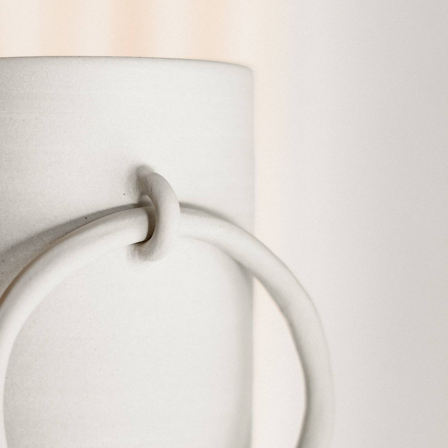 Handgefertigte Keramikvase im rohen Big-Ring-Design