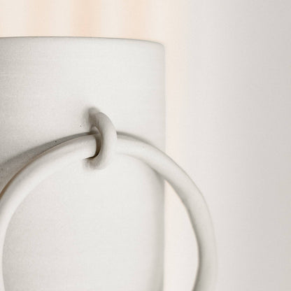 Handgefertigte Keramikvase im rohen Big-Ring-Design