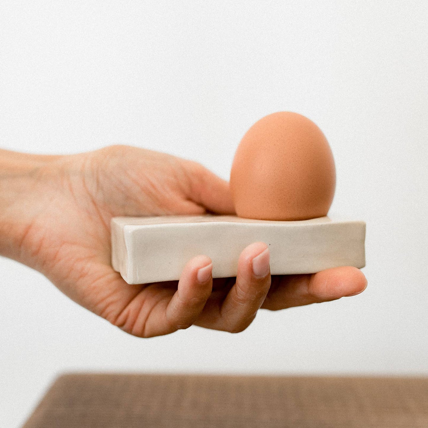 Handgefertigter minimalistischer rechteckiger Eierbecher