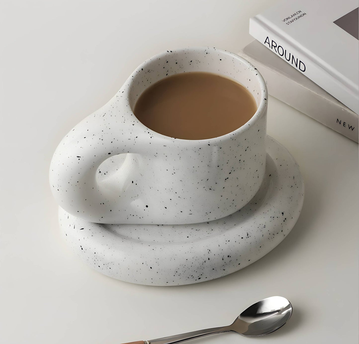 Set mit Tasse und Untertasse aus niedlichem Porzellan mit Ink Splashed „Drapeau“