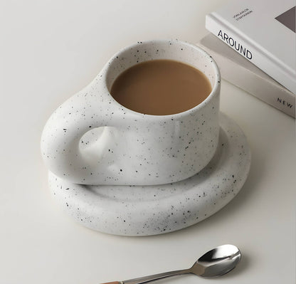 Set mit Tasse und Untertasse aus niedlichem Porzellan mit Ink Splashed „Drapeau“