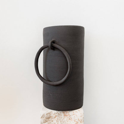 Handgefertigte Keramikvase im rohen Big-Ring-Design