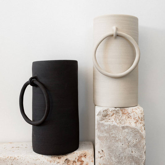 Handgefertigte Keramikvase im rohen Big-Ring-Design