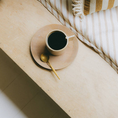 Minimalistische handgefertigte Design-Teetasse mit Henkel