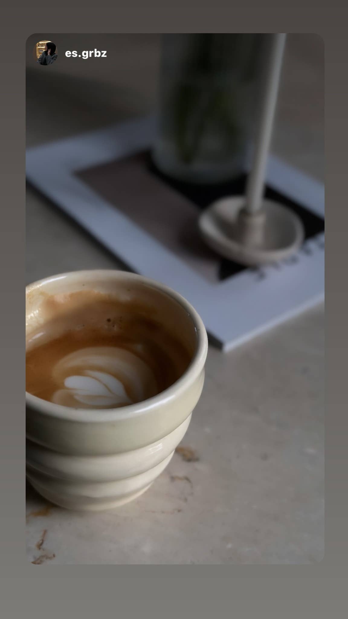 Handgefertigter Spiral-Becher aus traditioneller Keramik