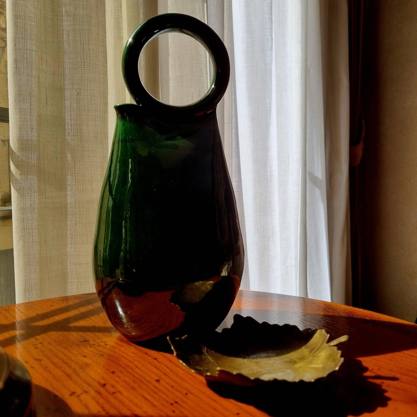 Traditionelle grüne Keramikvase mit Henkel