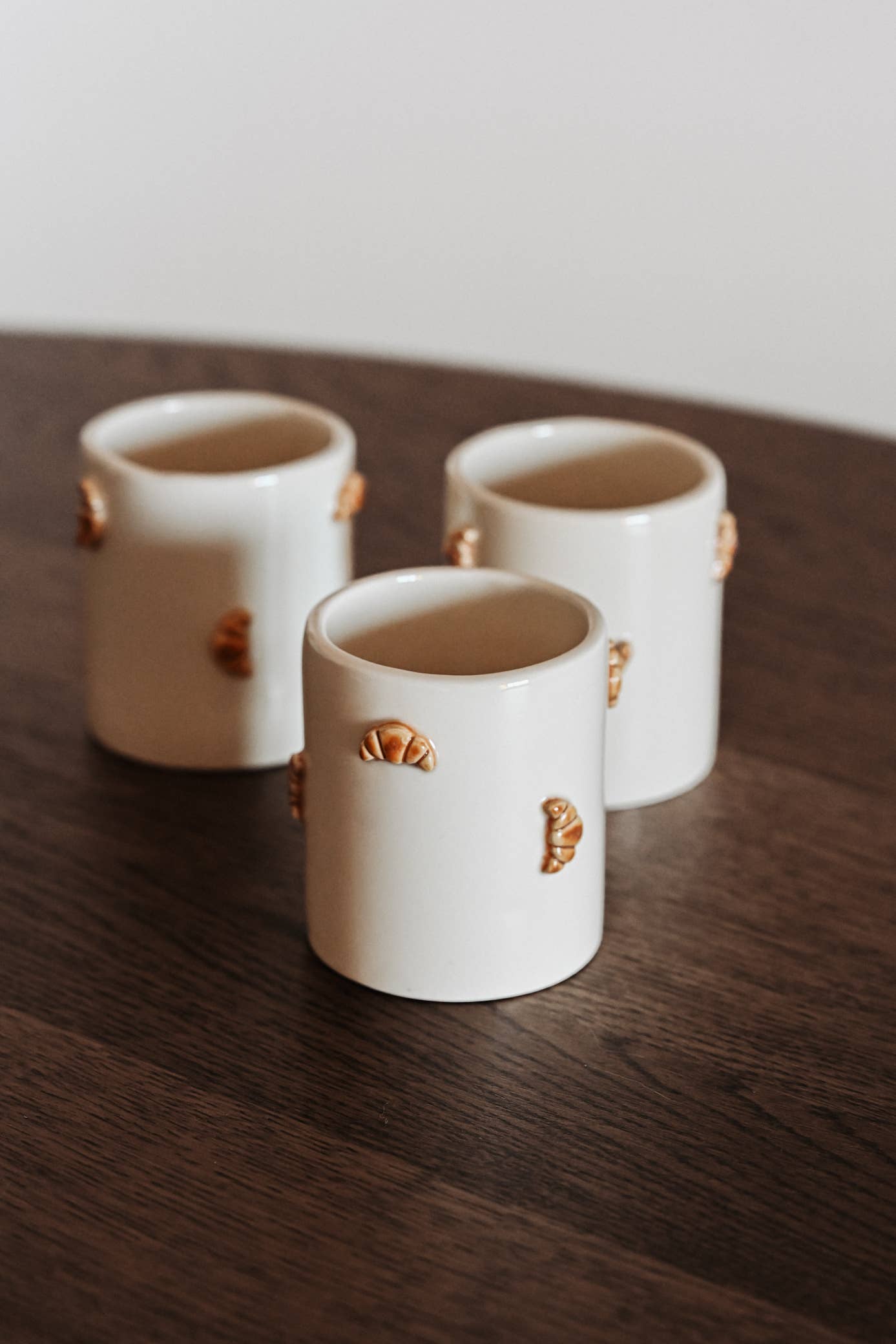 Keramiktasse mit Croissant-Motiv
