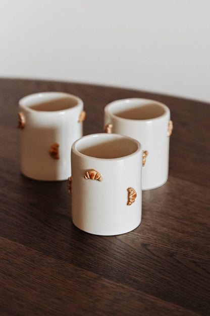 Keramiktasse mit Croissant-Motiv