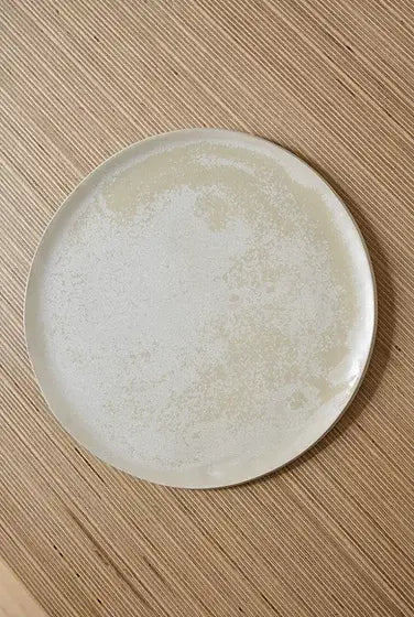 Großer flacher Teller und handgefertigter Dessertteller in Weiß und Beige