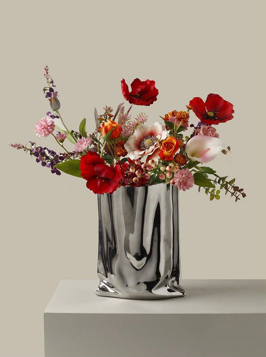 „Le Papier“ - Vase aus Keramik in Form einer Spiegelpapiertüte