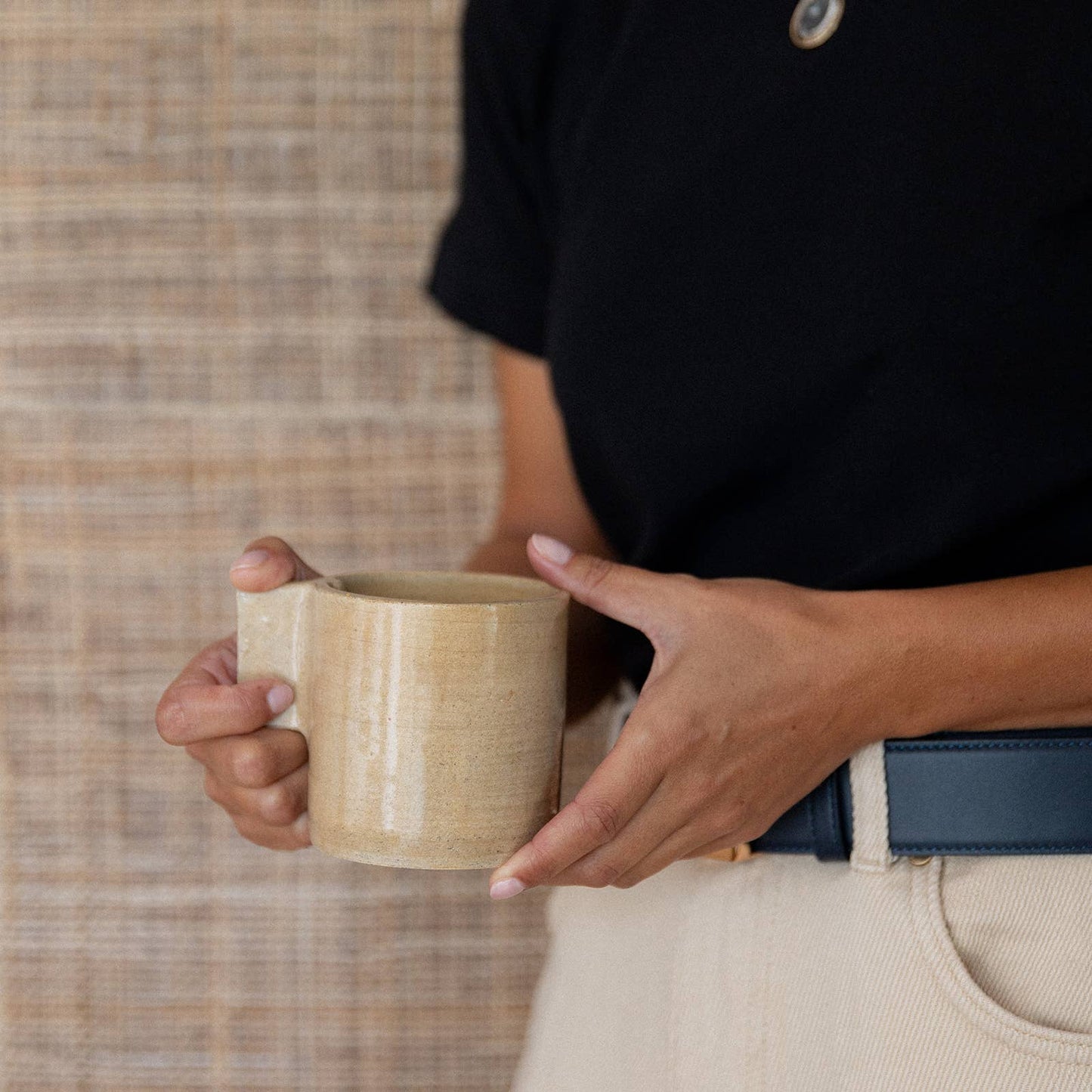 Minimalistische handgefertigte Design-Teetasse mit Henkel
