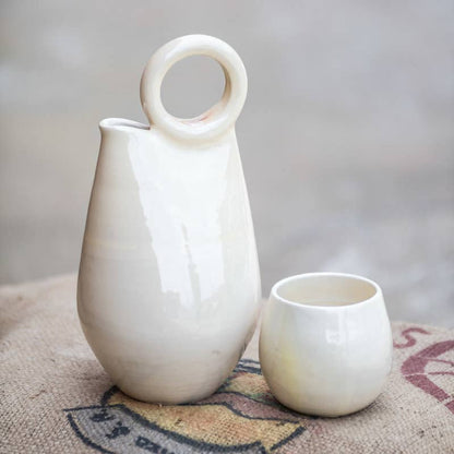 Traditionelle Keramikvase mit Henkel