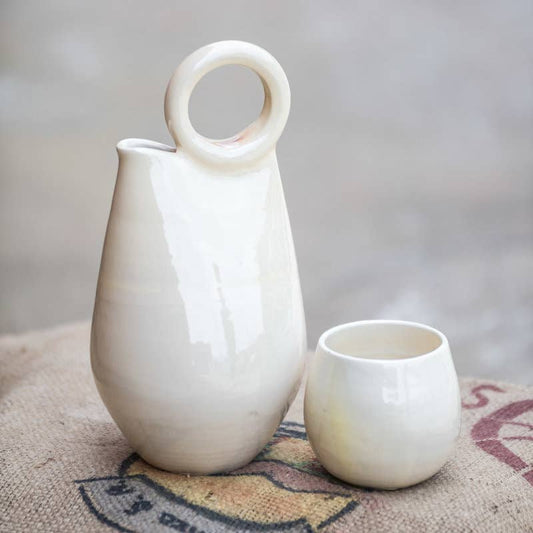 Traditionelle Keramikvase mit Henkel