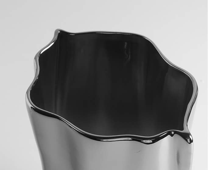 „Le Papier“ - Vase aus Keramik in Form einer Spiegelpapiertüte