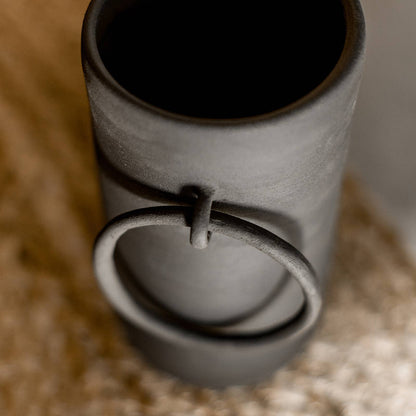 Handgefertigte Keramikvase im rohen Big-Ring-Design