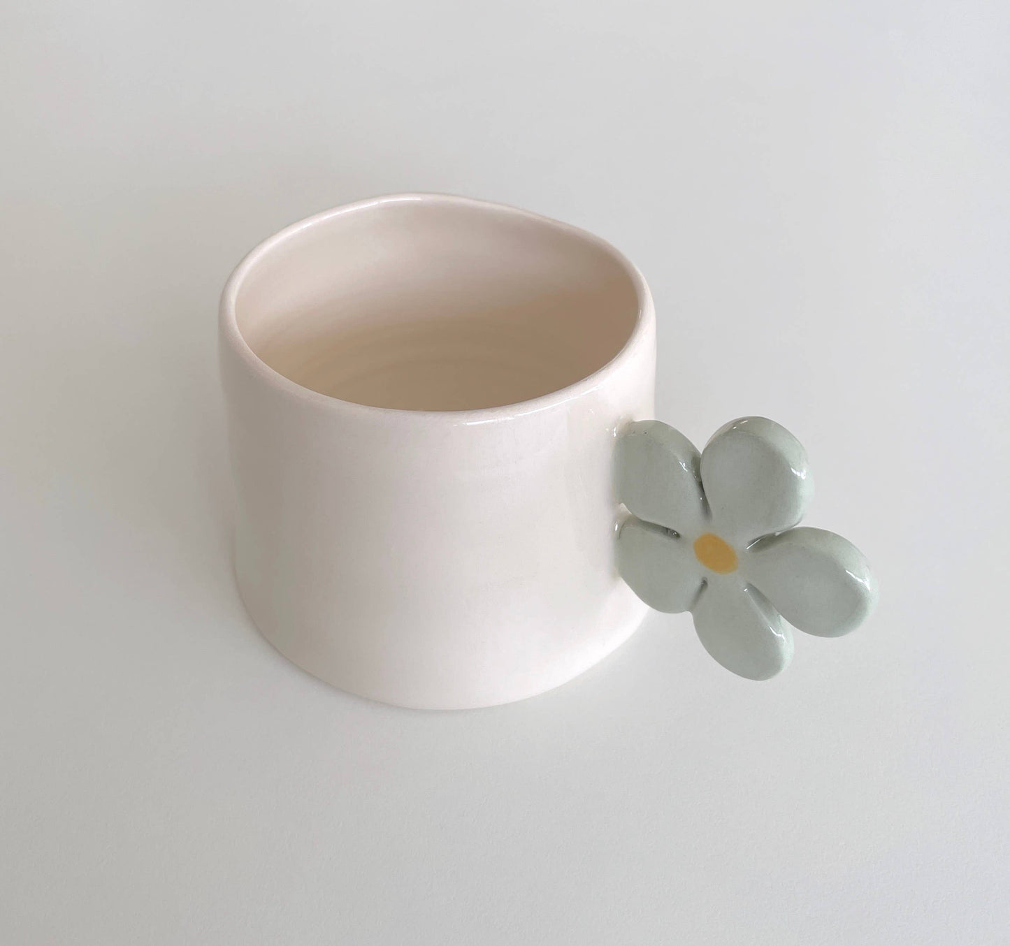 Blomi Tasse – Handgefertigte Keramiktasse mit Blumenhenkel (200 ml)