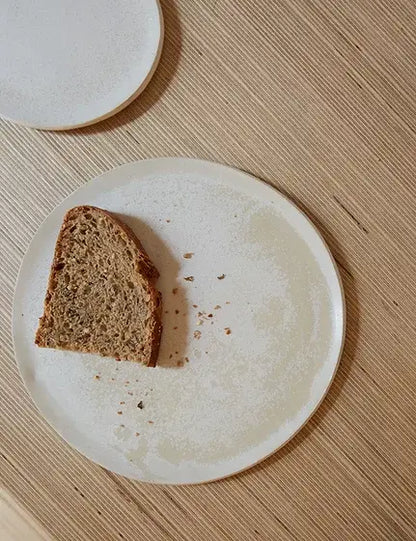 Großer flacher Teller und handgefertigter Dessertteller in Weiß und Beige