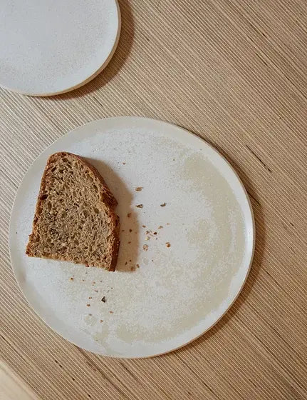 Großer flacher Teller und handgefertigter Dessertteller in Weiß und Beige