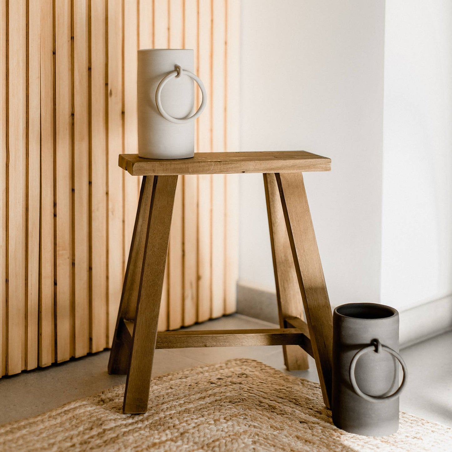 Handgefertigte Keramikvase im rohen Big-Ring-Design