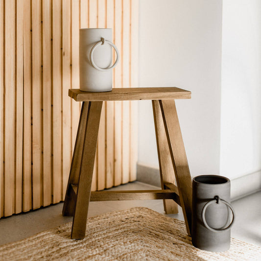 Handgefertigte Keramikvase im rohen Big-Ring-Design