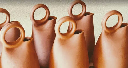 Traditionelle Keramikvase mit Henkel