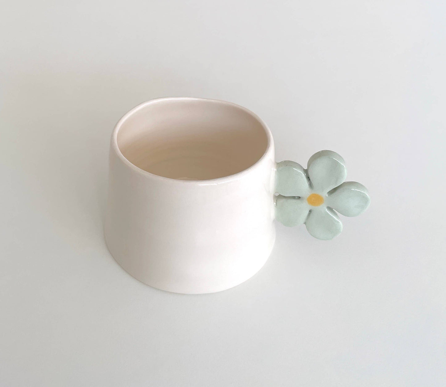 Blomi Tasse – Handgefertigte Keramiktasse mit Blumenhenkel (200 ml)