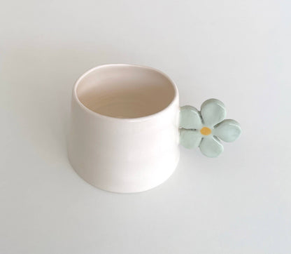 Blomi Tasse – Handgefertigte Keramiktasse mit Blumenhenkel (200 ml)