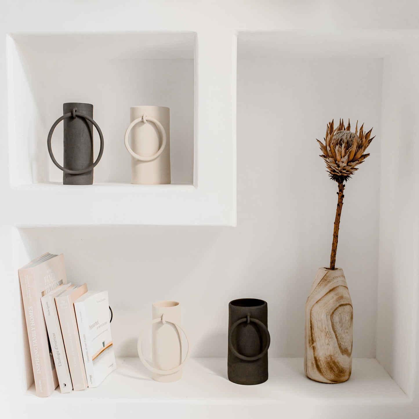 Handgefertigte Keramikvase im rohen Big-Ring-Design