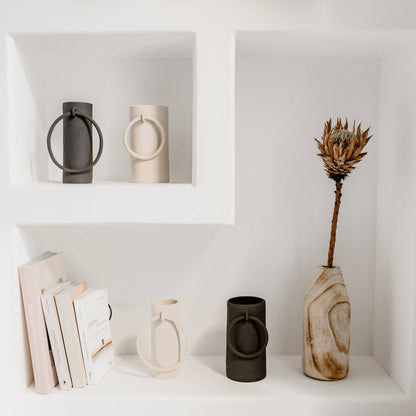 Handgefertigte Keramikvase im rohen Big-Ring-Design