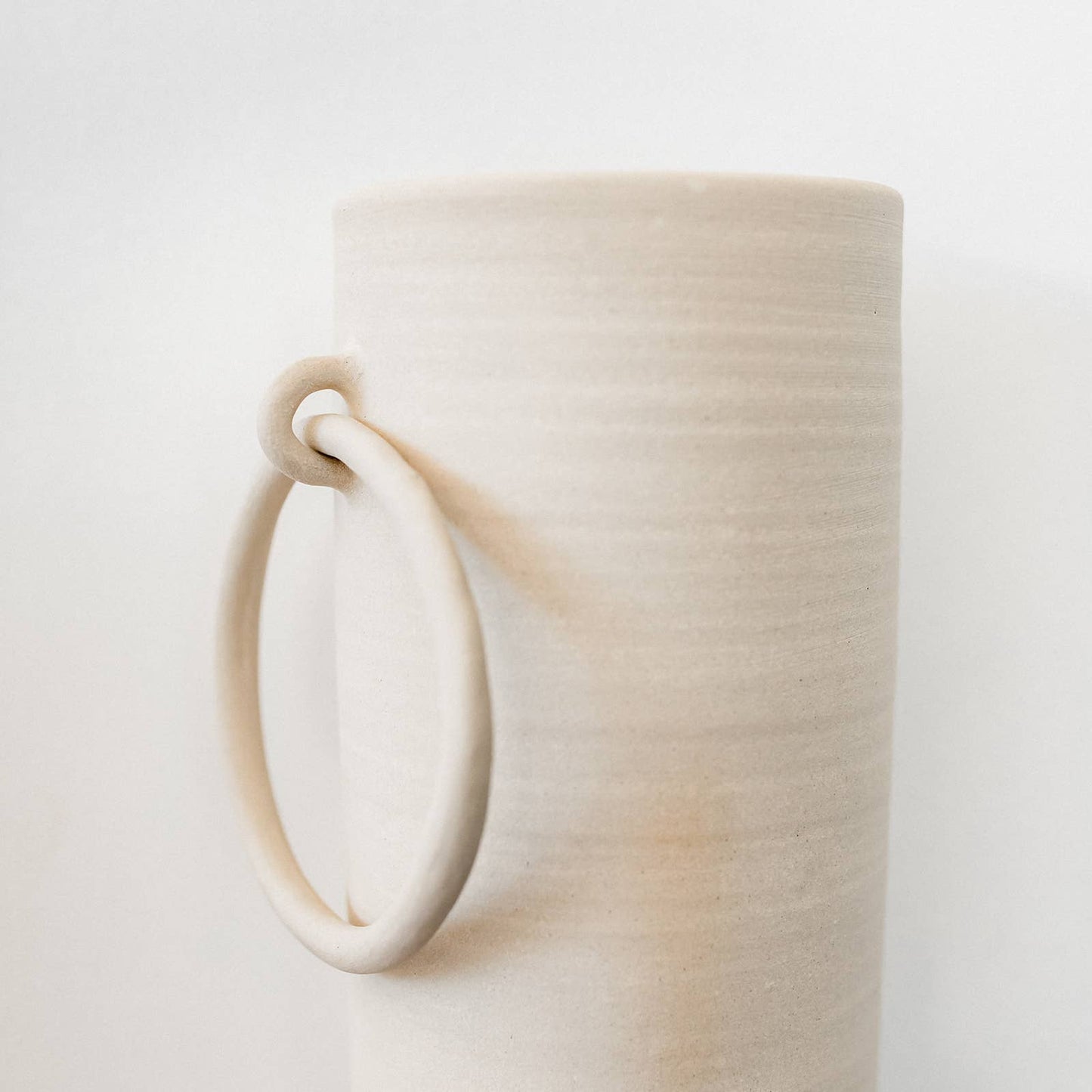 Handgefertigte Keramikvase im rohen Big-Ring-Design