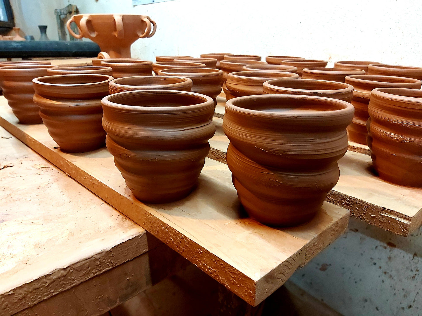 Handgefertigter Spiral-Becher aus traditioneller Keramik
