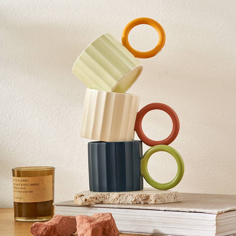 Handgefertigte Keramik-Kaffeetasse mit modernem Rillen-Design