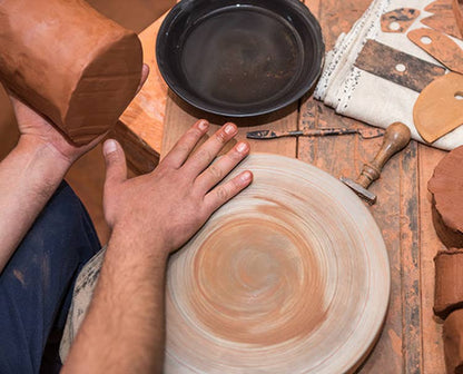 Handgefertigter Spiral-Becher aus traditioneller Keramik