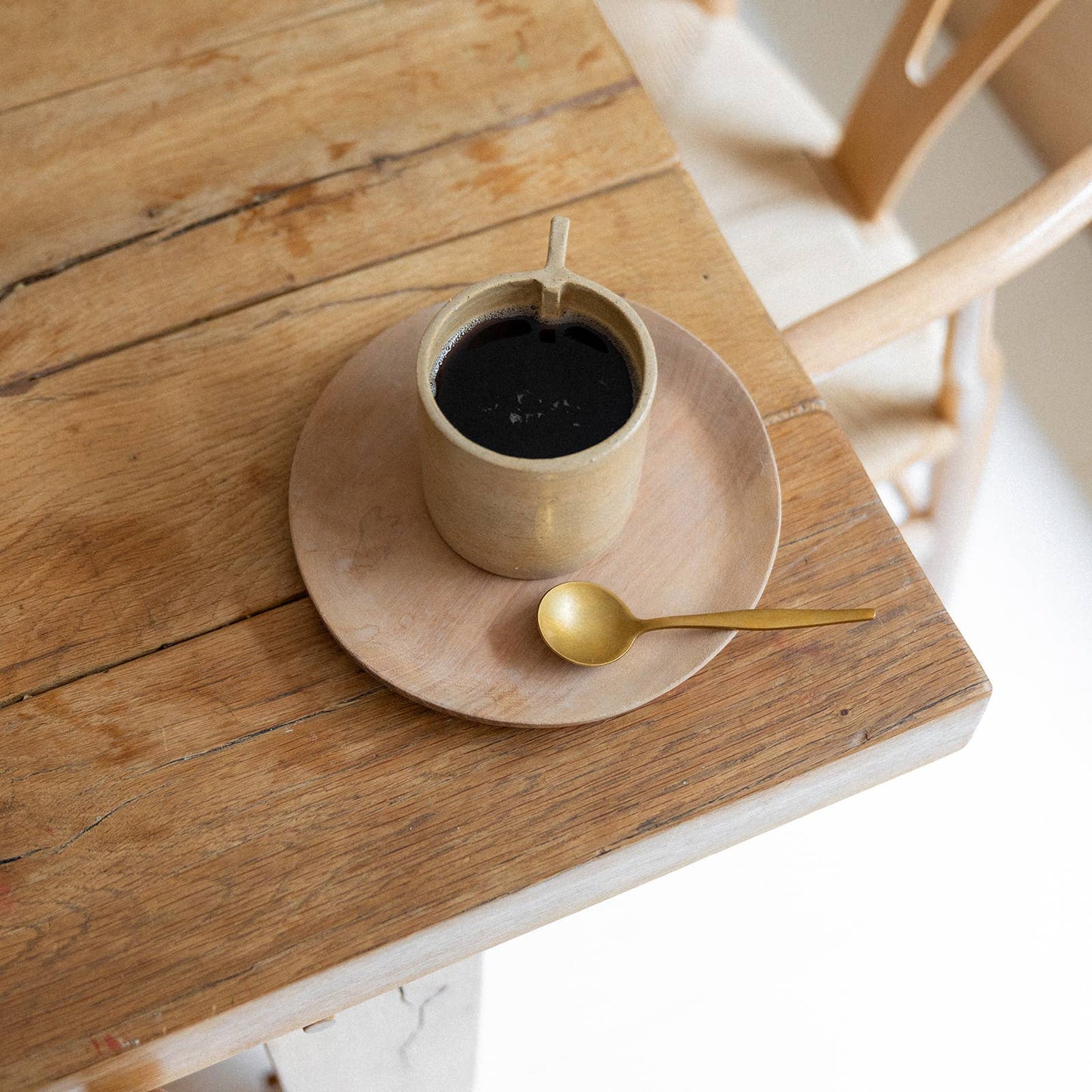 Minimalistische handgefertigte Design-Teetasse mit Henkel