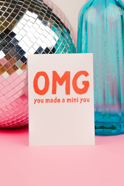 Postkarte „OMG you made a mini you“ in Neonorange - Studio Inktvis