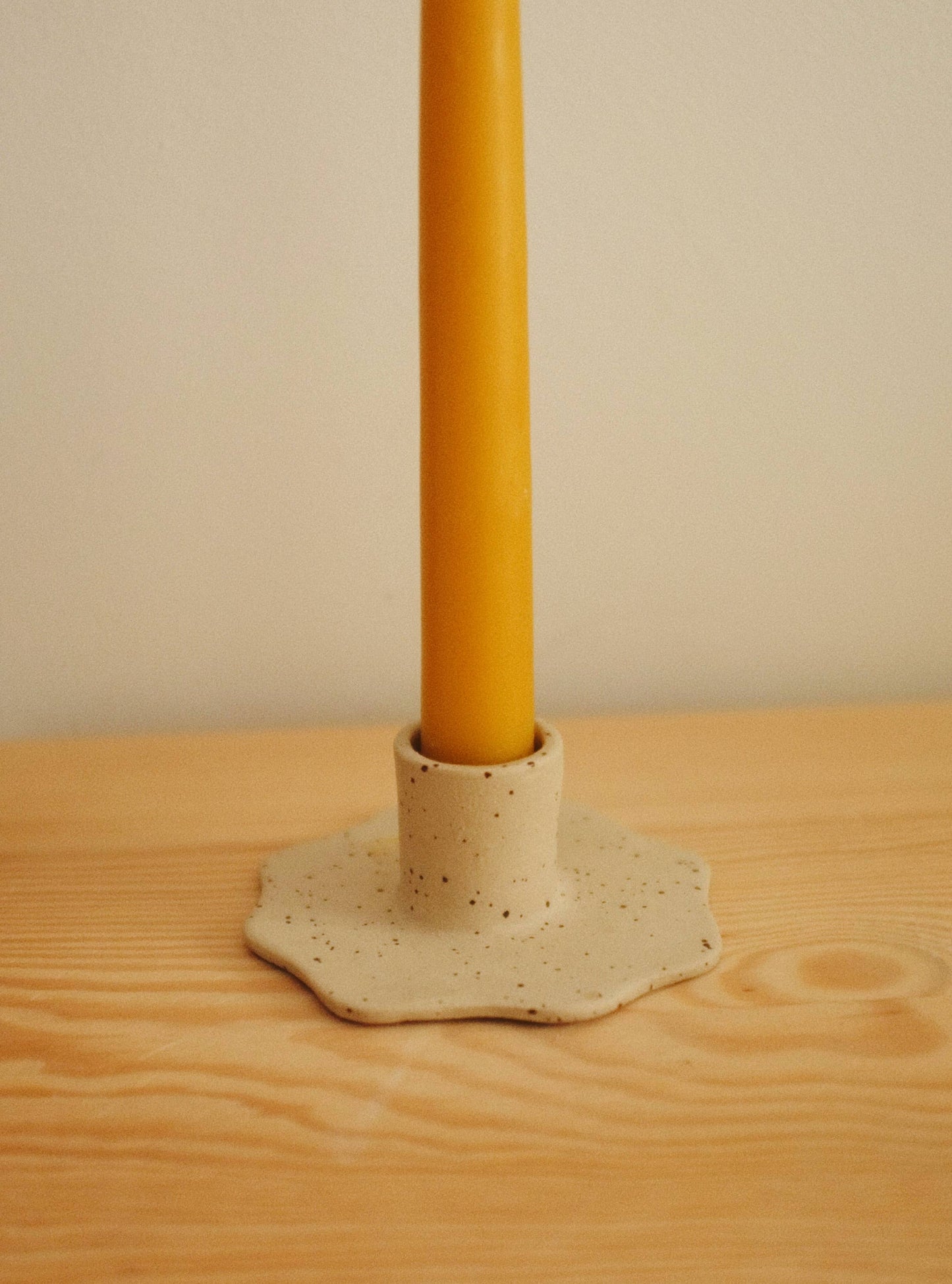 Keramik-Kerzenhalter mit blumenförmigem Rand
