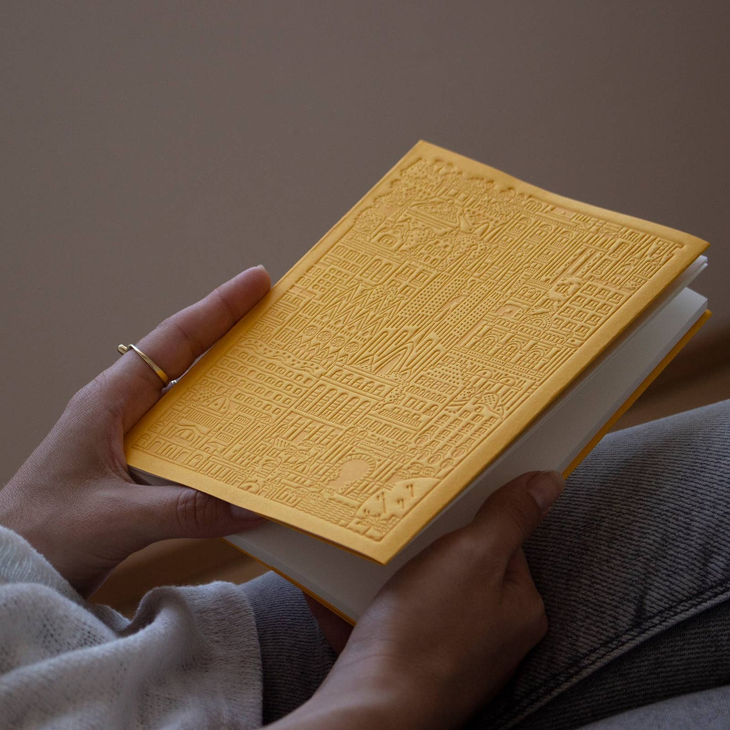 The Barcelona Notebook von The City Works – handgeprägtes Notizbuch im B6-Format