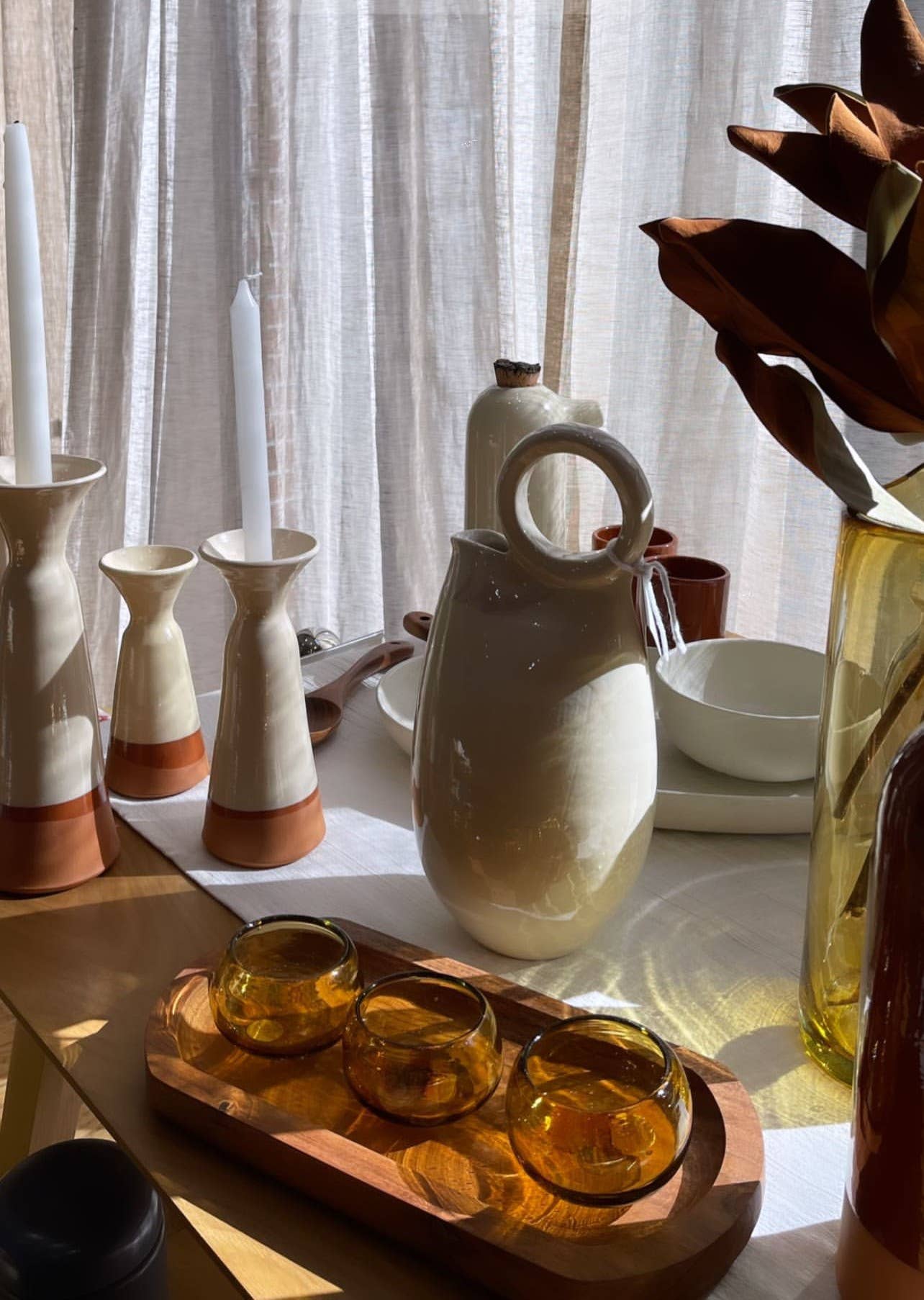 Traditionelle Keramikvase mit Henkel