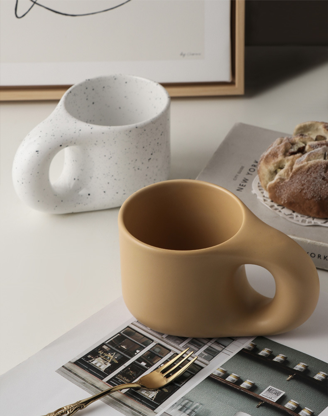 Set mit Tasse und Untertasse aus niedlichem Porzellan mit Ink Splashed „Drapeau“