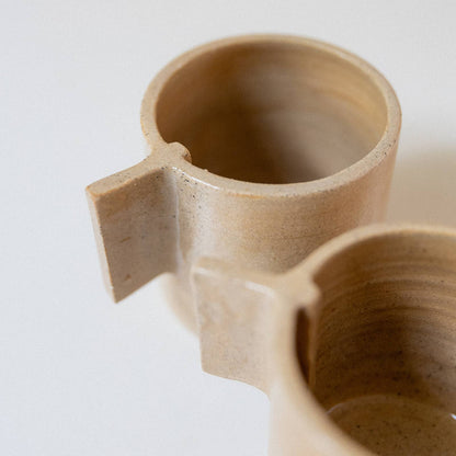 Minimalistische handgefertigte Design-Teetasse mit Henkel