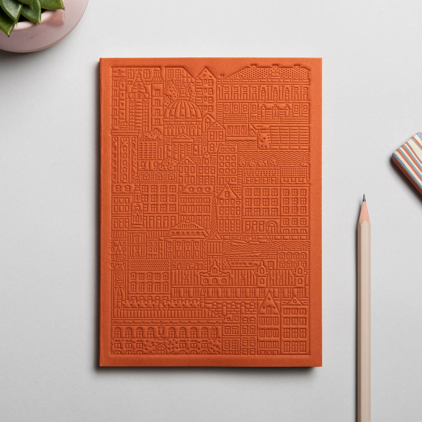 The Copenhagen Notebook von The City Works – handgeprägtes Notizbuch in B6
