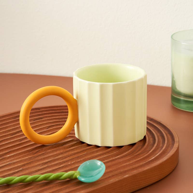 Handgefertigte Keramik-Kaffeetasse mit modernem Rillen-Design