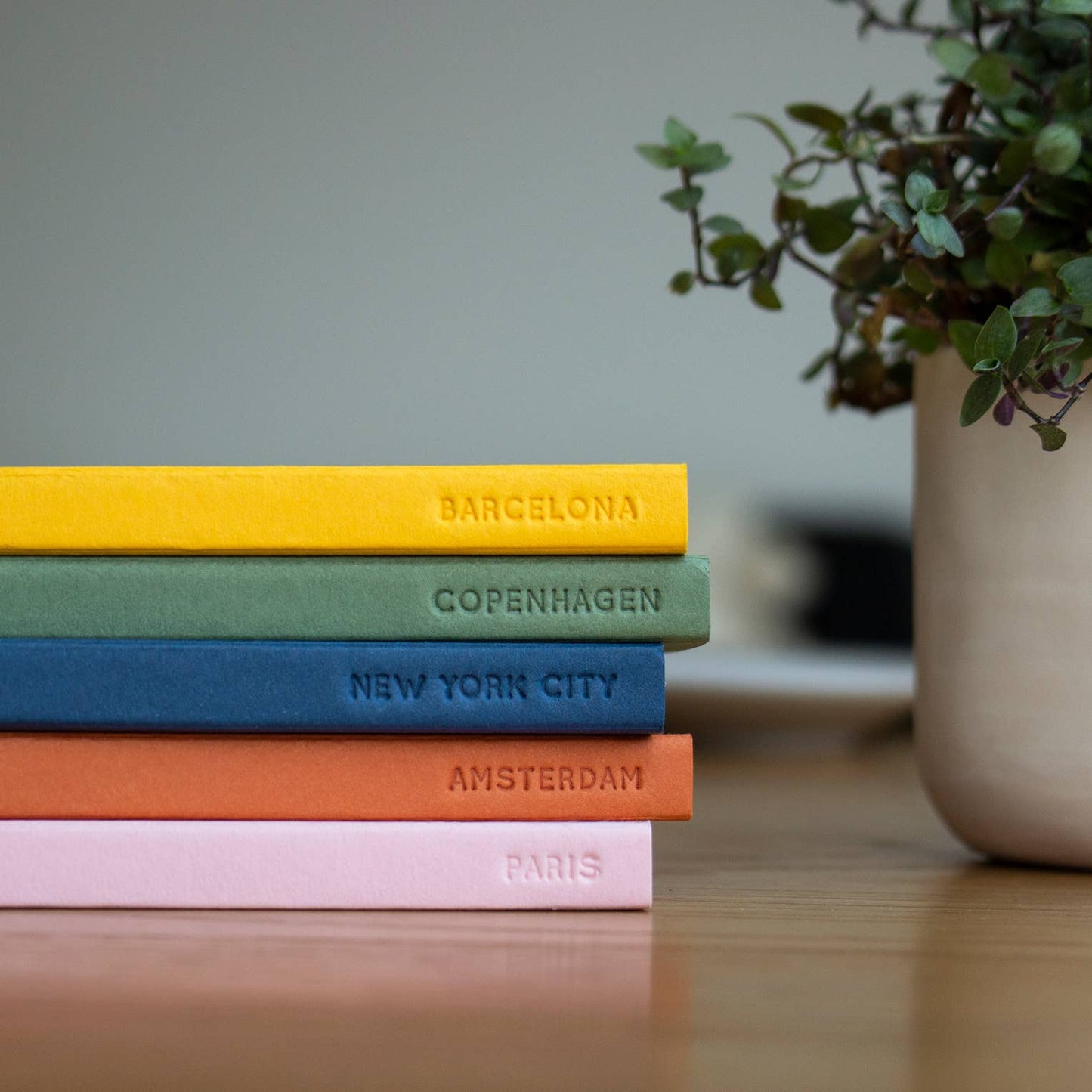 The Barcelona Notebook von The City Works – handgeprägtes Notizbuch im B6-Format